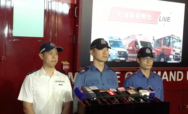 消防處消防區長盧瑞生（中）高級救護主任袁浩章（右）及中區警區行動總督察林康恒（左）向傳媒簡報案情。香港警察FB