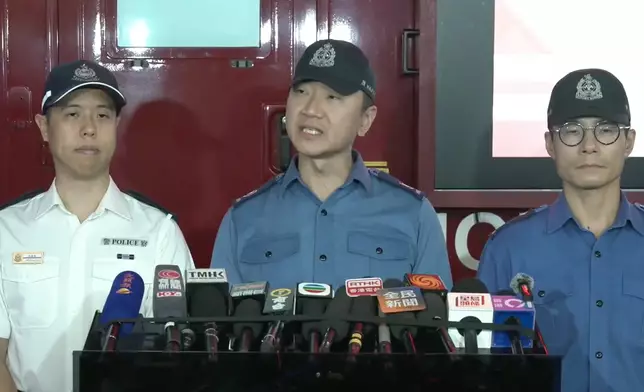 消防處消防區長盧瑞生（中）高級救護主任袁浩章（右）及中區警區行動總督察林康恒（左）向傳媒簡報案情。消防處FB