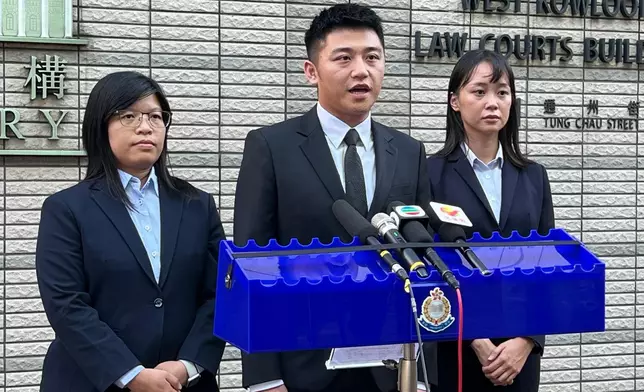 警方財富情報及調查科高級督察丘頌軒（中）、新界北總區科技及財富罪案組督察馬頌怡（右）及財富情報及調查科高級督察申文燕（左）向傳媒簡報案情。