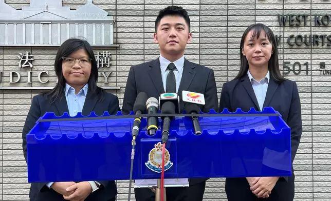 警方財富情報及調查科高級督察丘頌軒（中）、新界北總區科技及財富罪案組督察馬頌怡（右）及財富情報及調查科高級督察申文燕（左）向傳媒簡報案情。