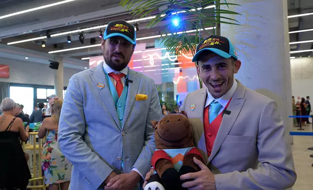 來自悉尼的-Andrew和-Mitch-自稱是「香港賽馬的忠粉」，他們很高興看到「嘉應高昇」來到澳洲作賽，可以藉此向這匹世界短途馬王表達支持。