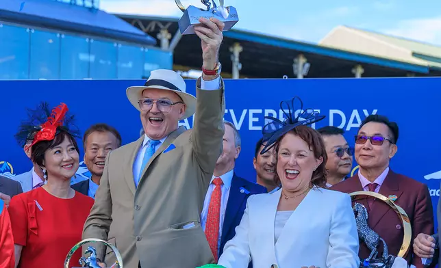 練馬師大衛希斯勇奪珠穆朗瑪峰錦標後顯得雀躍萬分。