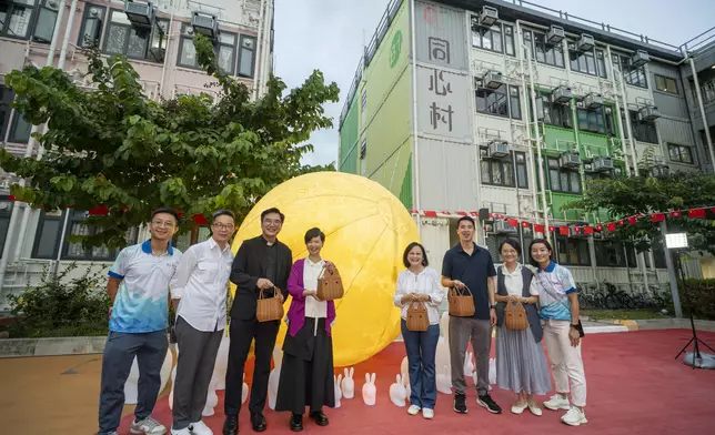 何永賢與郭基煇到訪同心村。