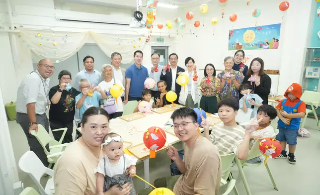 何永賢與郭基煇在攸壆路簡約公屋與村民製作燈籠。