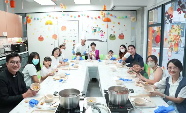 帝港集團區域行政糕餅總廚跟嘉賓及村民一同製作湯圓。
