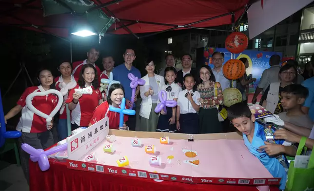 新地義工隊在攸壆路簡約公屋設置中秋活動攤位。