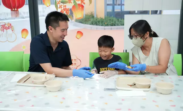 郭基煇與同心村村民一同製作湯圓。