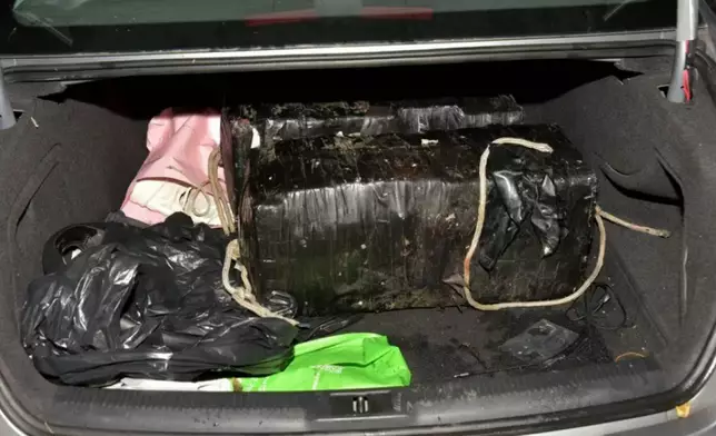 警方檢獲懷疑可卡因及一批潛水裝備。