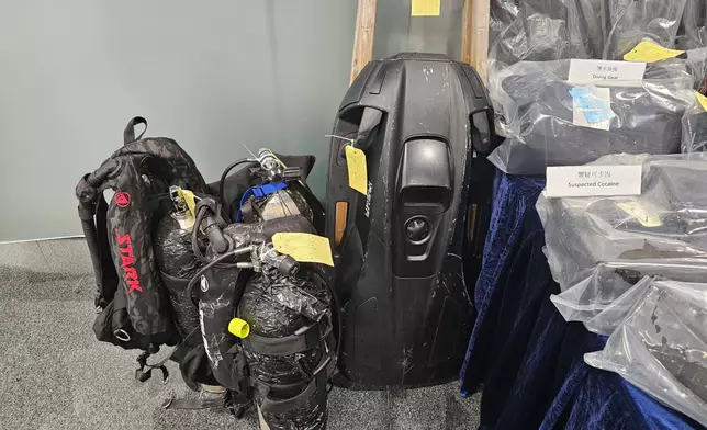 警方檢獲一批潛水裝備。