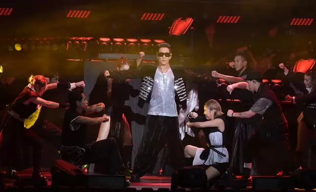 一連兩場的《杜德偉GET UP 世界巡迴演唱會- 香港站》昨晚在紅館舉行首場演出。