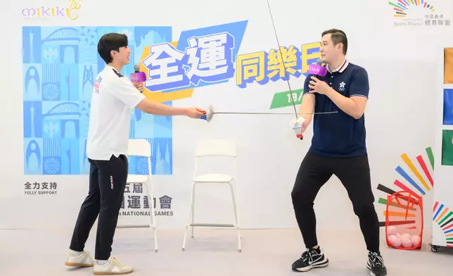 陳樂熹及唐焯彬比試劍擊動作。