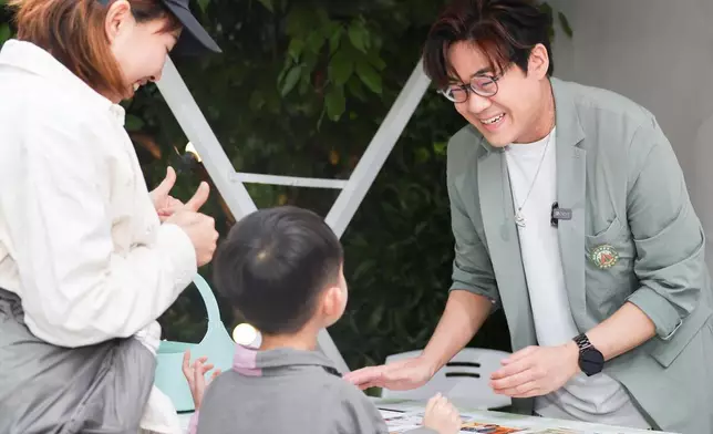 啟豪影象斯文亦甚有小朋友緣。