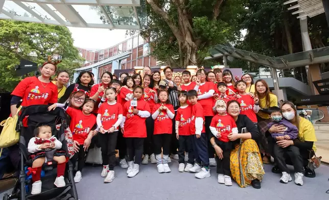 啟豪與歌迷經常行善更曾為患癌兒童機構義賣籌款。