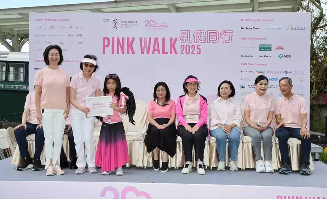 香港乳癌基金會創會人張淑儀醫生頒發「最年輕籌款者」獎給何超盈的６歲女兒Audrey Rose Ho Xin，何超瓊陪同領獎