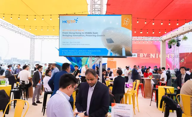 香港科技園代表團與國際與會者及潛在合作夥伴交流洽商。