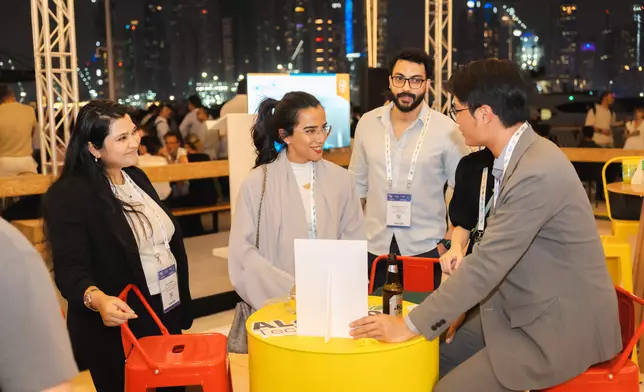 香港科技園代表團與國際與會者及潛在合作夥伴交流洽商。