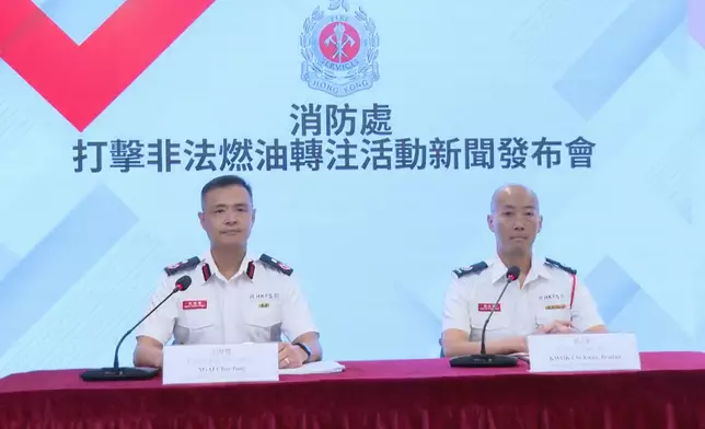 消防處助理處長（署理）倪楚豐（左）及消防區長（危險品執法）郭志釣（右）會見傳媒。消防處FB