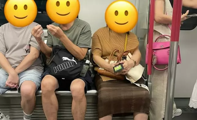 女子坐在關愛座上，手上同時拎着「樂悠咭」，似乎是向周遭人證明自己真的已年滿60歲以上。網上圖片