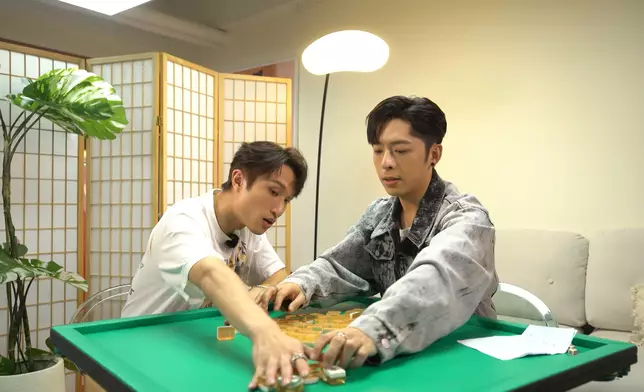 Edan與Ryan邊聊天邊打牌。