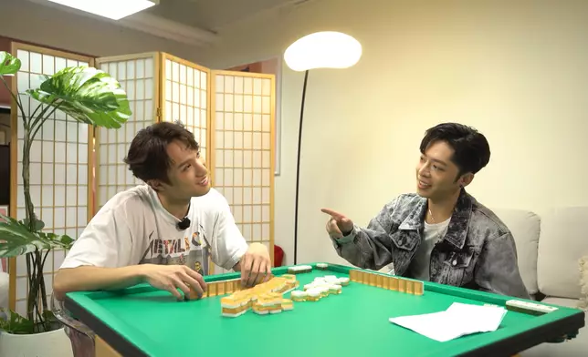 Edan與Ryan邊聊天邊打牌。