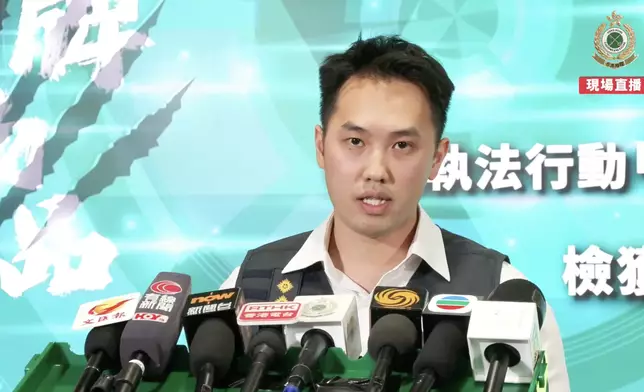 版權及商標調查科版權及商標跨境調查組調查主任楊鐵楓。海關直播截圖