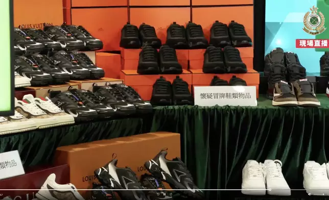 海關破獲跨境轉售冒牌波鞋案。海關直播截圖