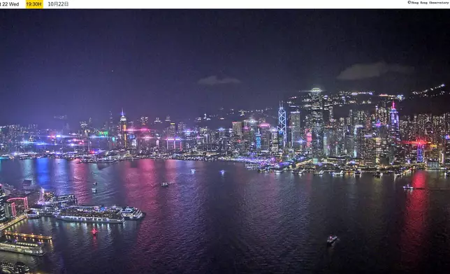 晚上7時半的維港。天文台圖片