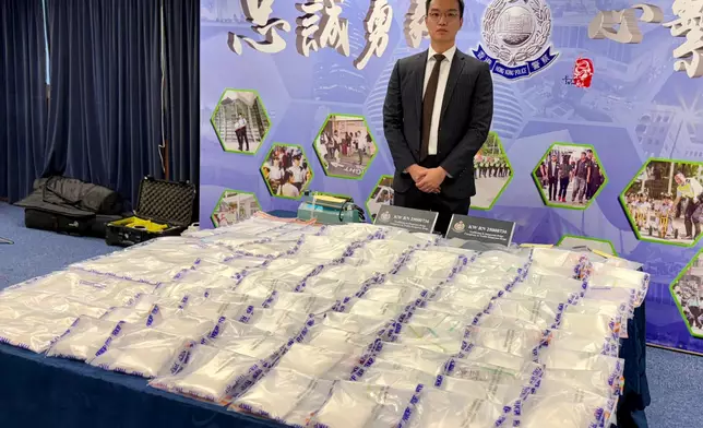 警方西九龍總區重案組第四A隊案件主管林家樂高級督察展示證物。