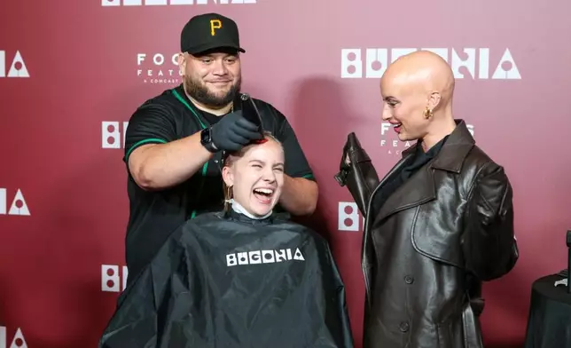 愛瑪史東親自走向前與粉絲互動、自拍，甚至為幾位粉絲加油打氣。