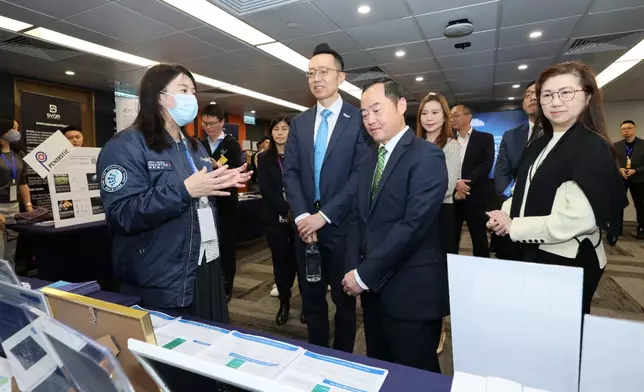 主禮嘉賓參觀服務供應商展位，了解資安方案運作情況