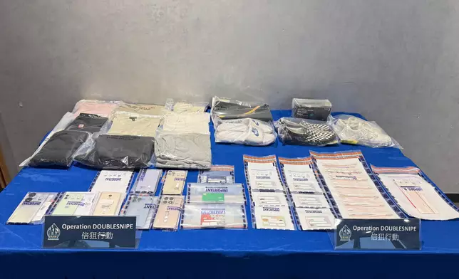 警方偵破網上購物詐騙的「彈票黨」的證物。