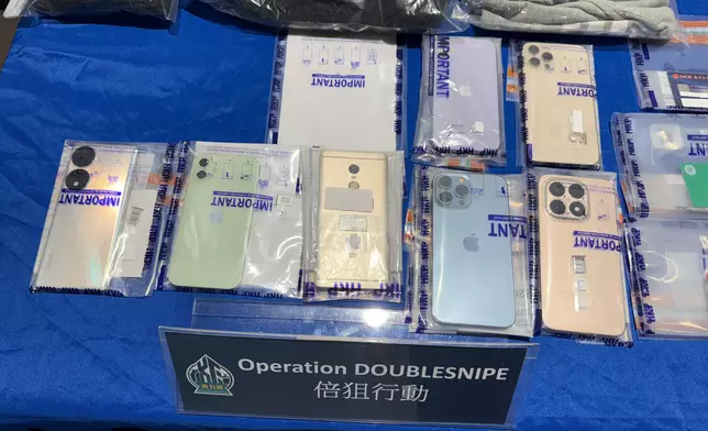 警方偵破網上購物詐騙的「彈票黨」的證物。