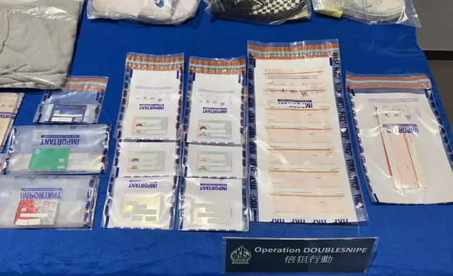 警方偵破網上購物詐騙的「彈票黨」的證物。