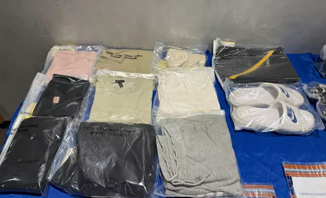 警方偵破網上購物詐騙的「彈票黨」的證物。