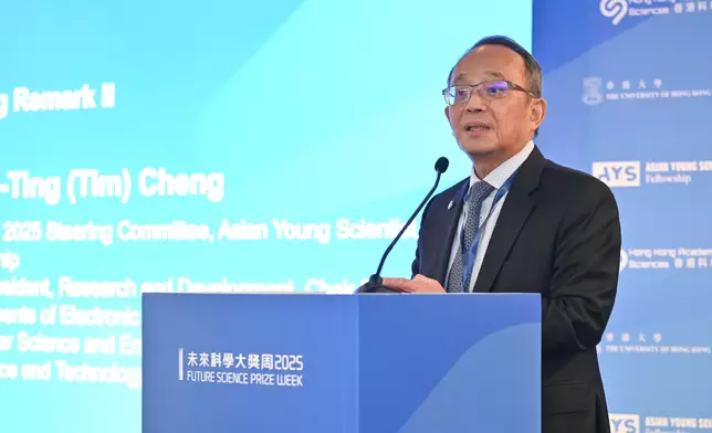 亞洲青年科學家基金項目2025指導委員會主席兼香港科技大學副校長（研究及發展）鄭光廷教授恭賀12位獲頒亞洲青年科學家研究員殊榮的傑出青年科學家。（圖片由未來科學大獎提供）