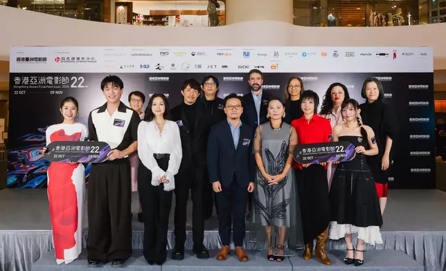 第22屆香港亞洲電影節開幕禮，《世外》團隊及嘉賓合照。