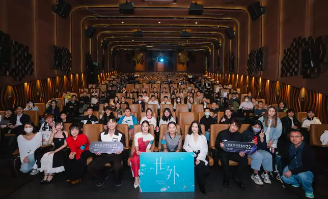 《世外》團隊映後分享合照。