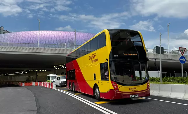 兩間專營巴士營辦商於9月17日試行多條經繞道往返九龍東西的路線，順利完成首次道路測試。運輸及物流局圖片