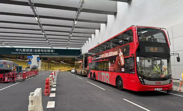 兩間專營巴士營辦商於9月17日試行多條經繞道往返九龍東西的路線，順利完成首次道路測試。運輸及物流局圖片