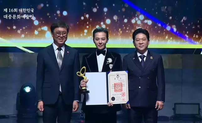 G-Dragon在台上望與BIGBANG成員們分享榮耀。 網上圖片