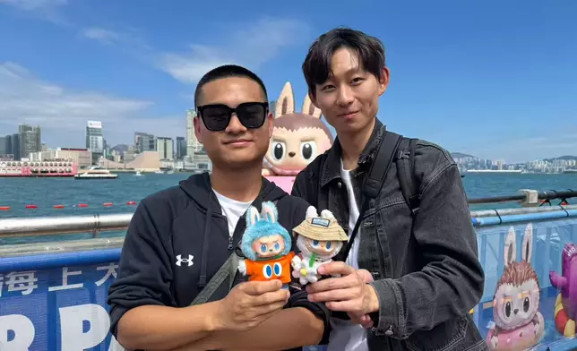 黃先生（左）和金先生（右」。巴士的報記者攝