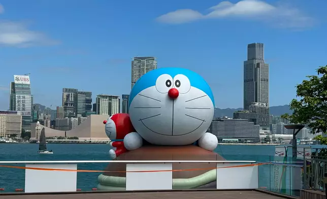 維港海上大巡遊展出巨型雕塑。巴士的報記者攝