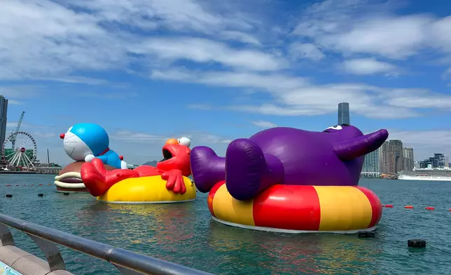 維港海上大巡遊展出巨型雕塑。巴士的報記者攝