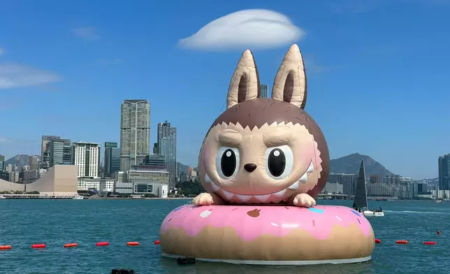 維港海上大巡遊展出巨型雕塑。巴士的報記者攝