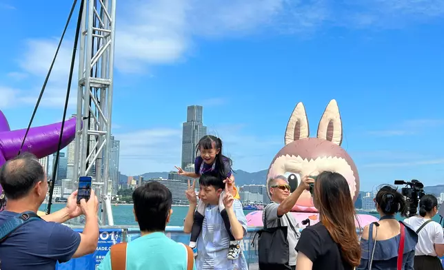 維港海上大巡遊展出巨型雕塑，不少市民來打卡。巴士的報記者攝