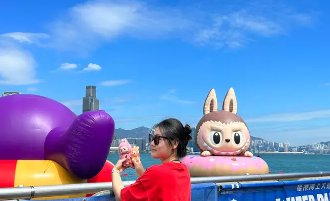 維港海上大巡遊展出巨型雕塑，不少市民來打卡。巴士的報記者攝