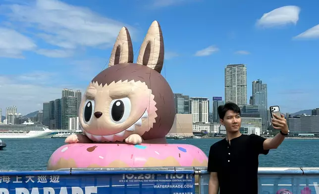 維港海上大巡遊展出巨型雕塑，不少市民來打卡。巴士的報記者攝