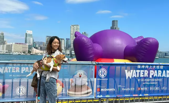 維港海上大巡遊展出巨型雕塑，不少市民來打卡。巴士的報記者攝