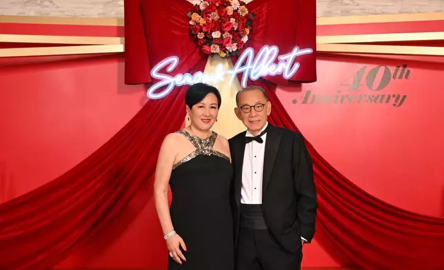 英皇集團主席楊受成博士伉儷昨晚於香港瑞吉酒店舉辦「40 週年紅寶石婚晚宴」，筵開超過 20 席招待政商娛樂界名人好友以及英皇集團同事一起慶祝。