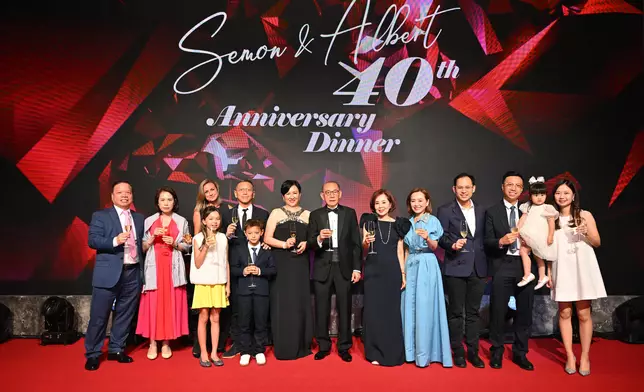 楊博士伉儷與一眾家人在台上向來賓祝酒。